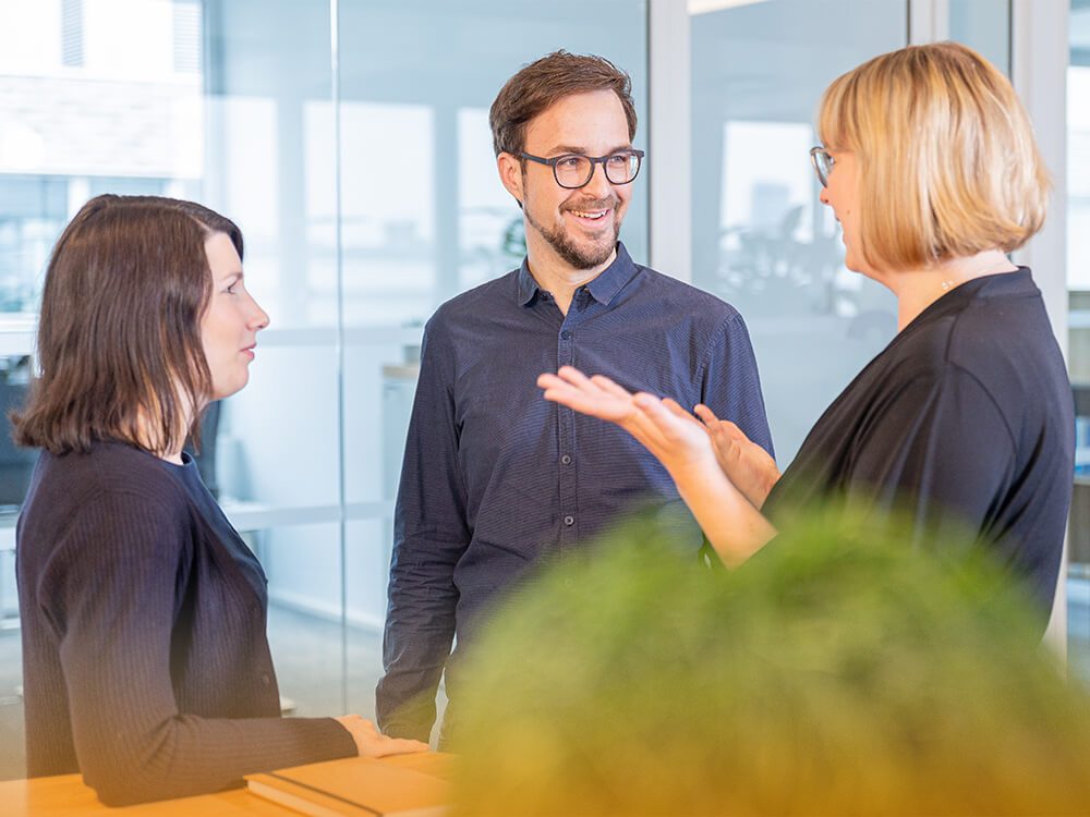 GWQ Mitarbeiter unterhalten sich